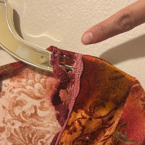 Chic Women's Red and Gold Blouse - Picture 4 of 9